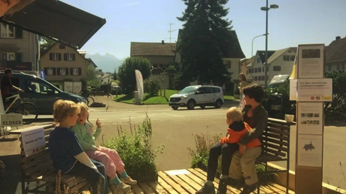Biodiversität mitten im Dorfkern mit Parkbänkli in Eschenbach SG am PARK(ing) Day 2019