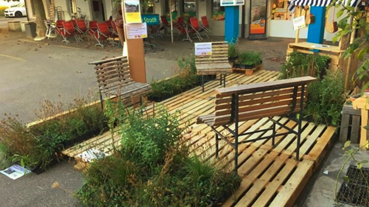 Biodiversität mitten im Dorfkern mit Parkbänkli in Eschenbach SG am PARK(ing) Day 2019