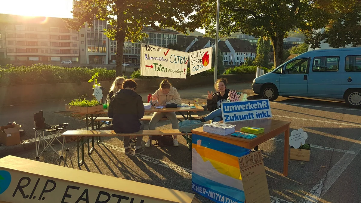 Musik, Getränke, Veloschlauch aufpumpen, Diskussionen von Alé und Freunden vom Klimastreik in Olten am PARK(ing) Day 2019