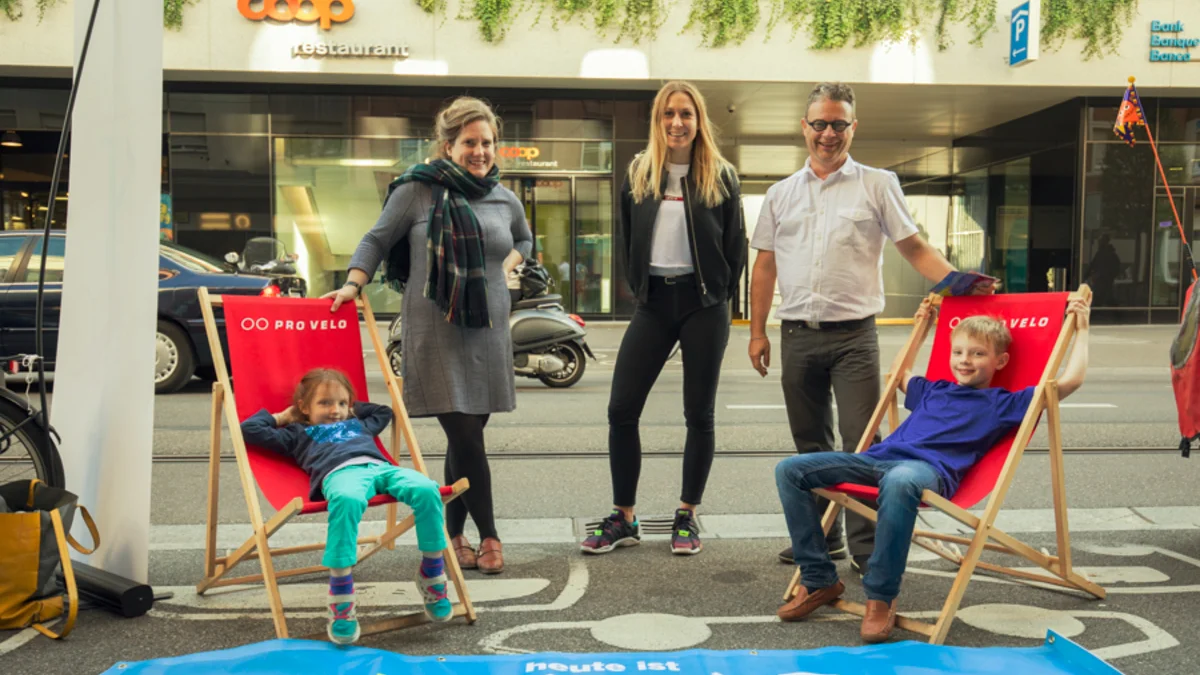 Stand mit Glücksrad statt Parkplatz von Pro Velo Basel am PARK(ing) Day 2019