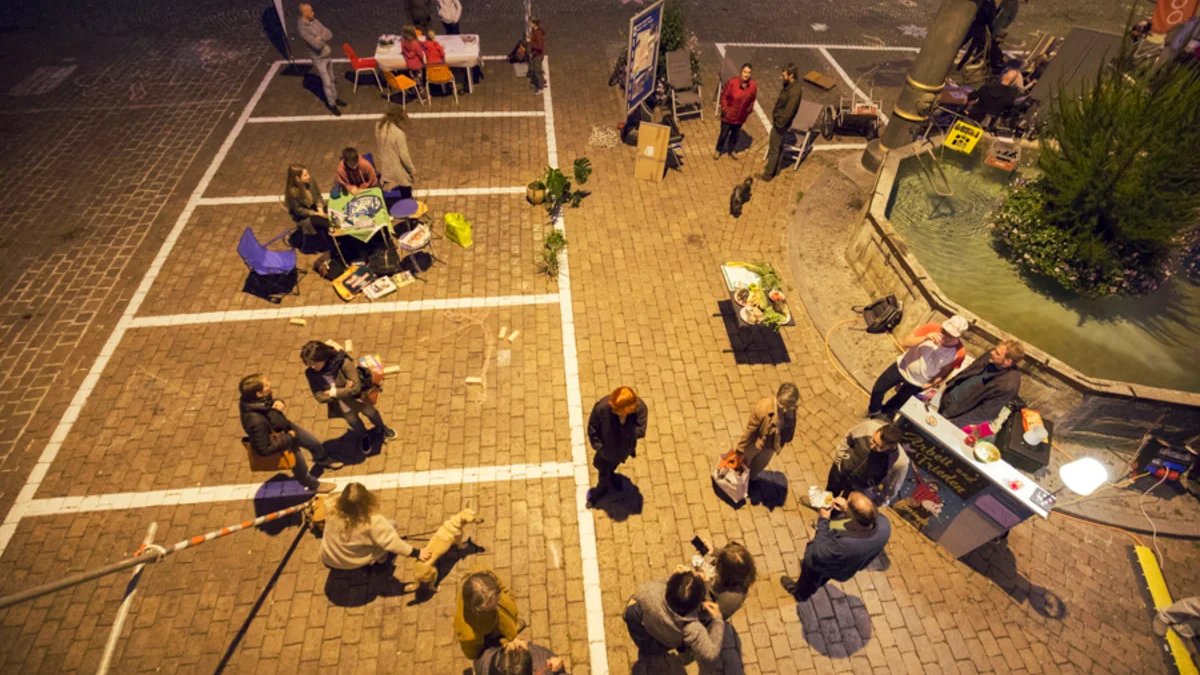 Volksfest statt Parkplätze von verschiedensten OrganisatorInnen in der Innenstadt von Schaffhausen am PARK(ing) Day 2019