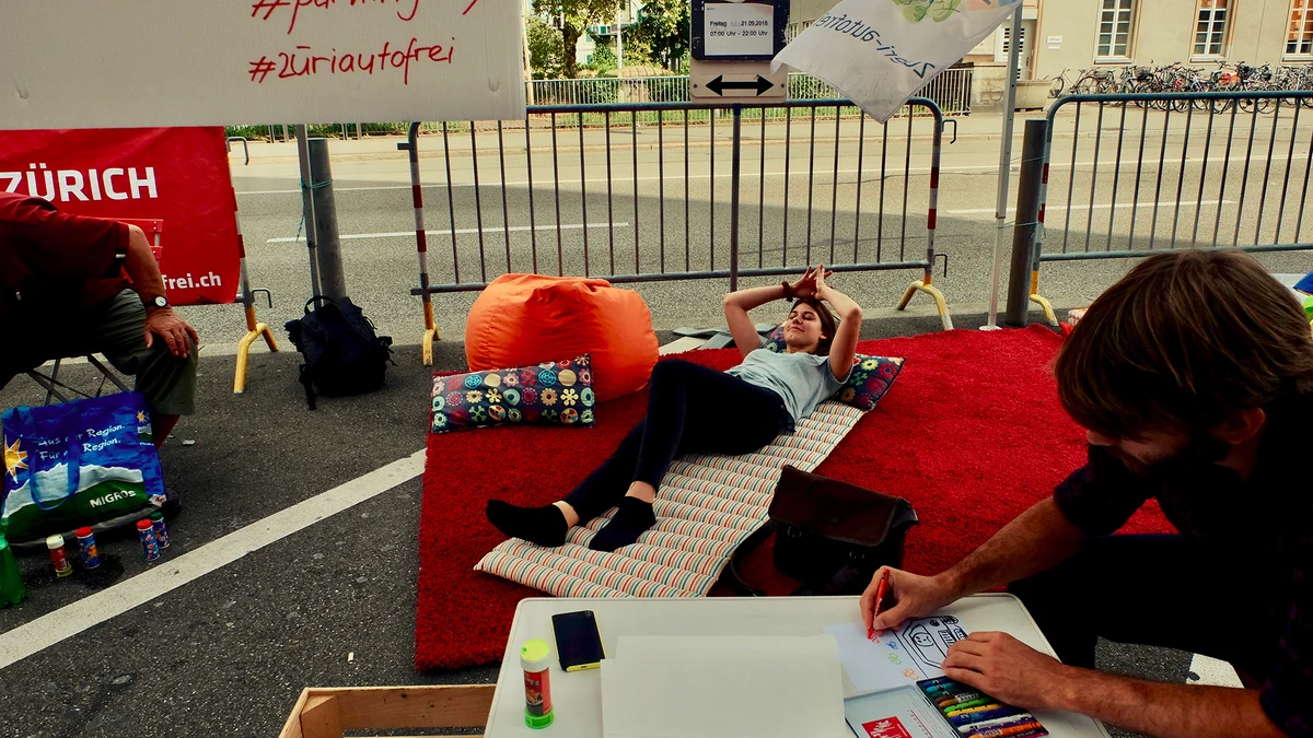 SP-ielplatz statt Parkplatz! SP und JUSO an der Seebahnstrasse in Zürich