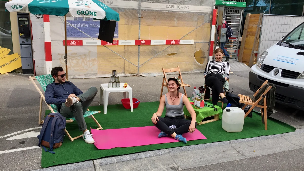 Verweilen statt parkieren an der Güterstrasse in Basel am PARK(ing) Day 2018