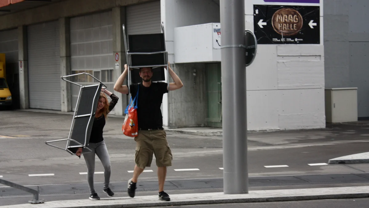 "International Dinner" statt Parkplatz! Aktion unter der Hardbrücke in Zürich