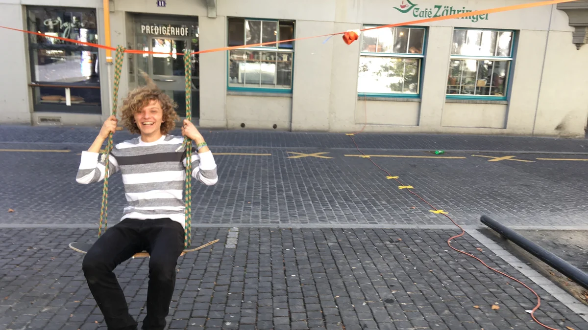 Schaukeln statt parkieren von Alex auf dem Zähringerplatz in Zürich  am PARK(ing) Day 2019