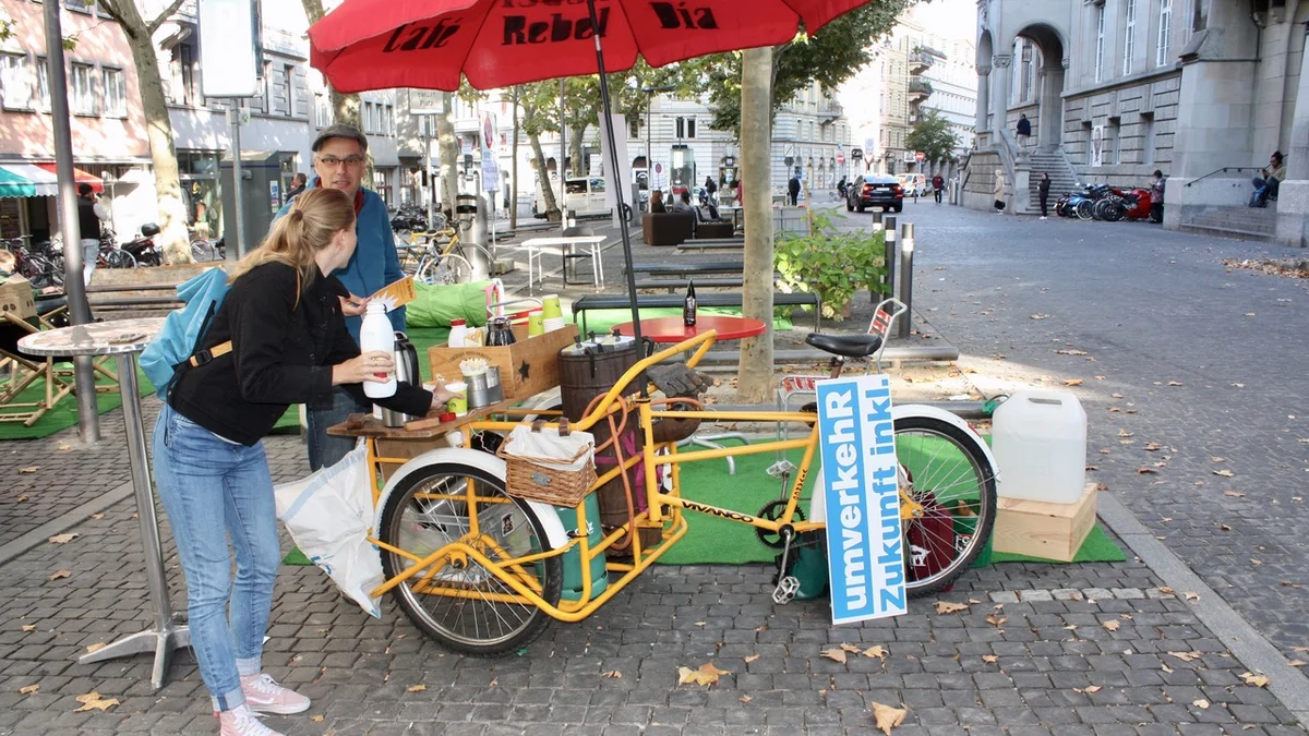 Kaffee und Kuchen von „Café Rebel Dia“ und dem Restaurant Zähringer in Zürich am PARK(ing) Day 2019