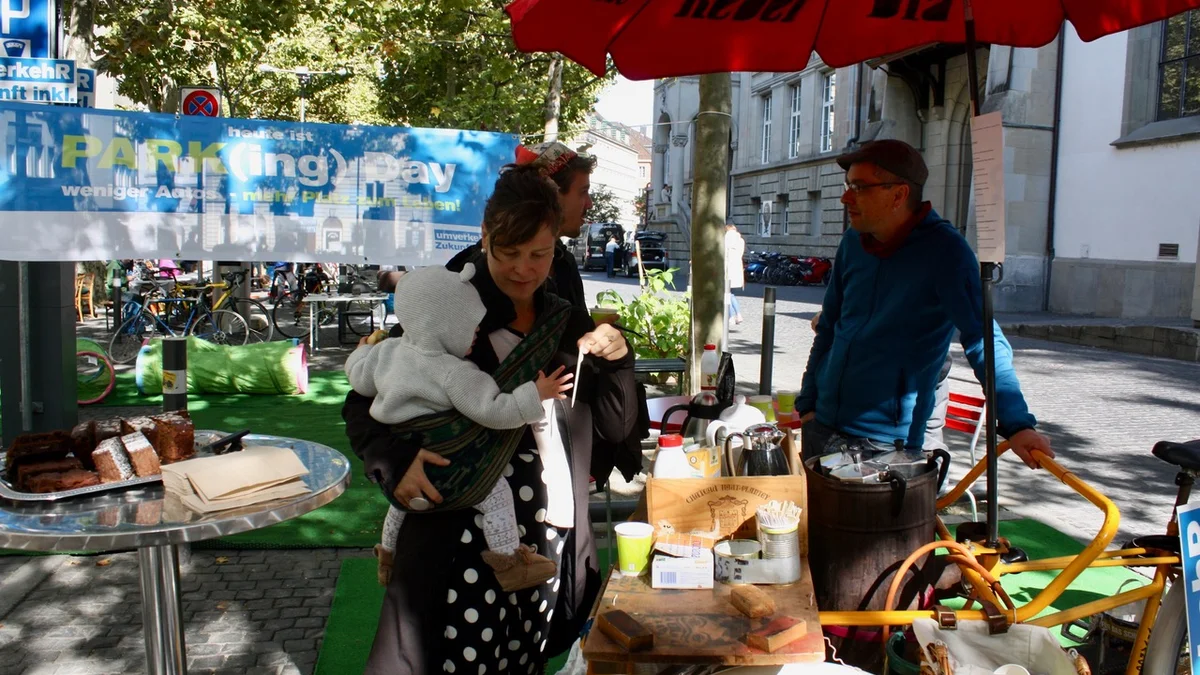 Kaffee und Kuchen von „Café Rebel Dia“ und dem Restaurant Zähringer in Zürich am PARK(ing) Day 2019