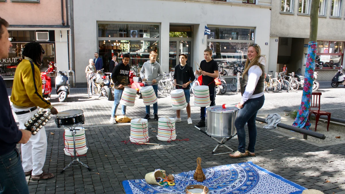 Trommeln auf dem Zähringerplatz in Zürich