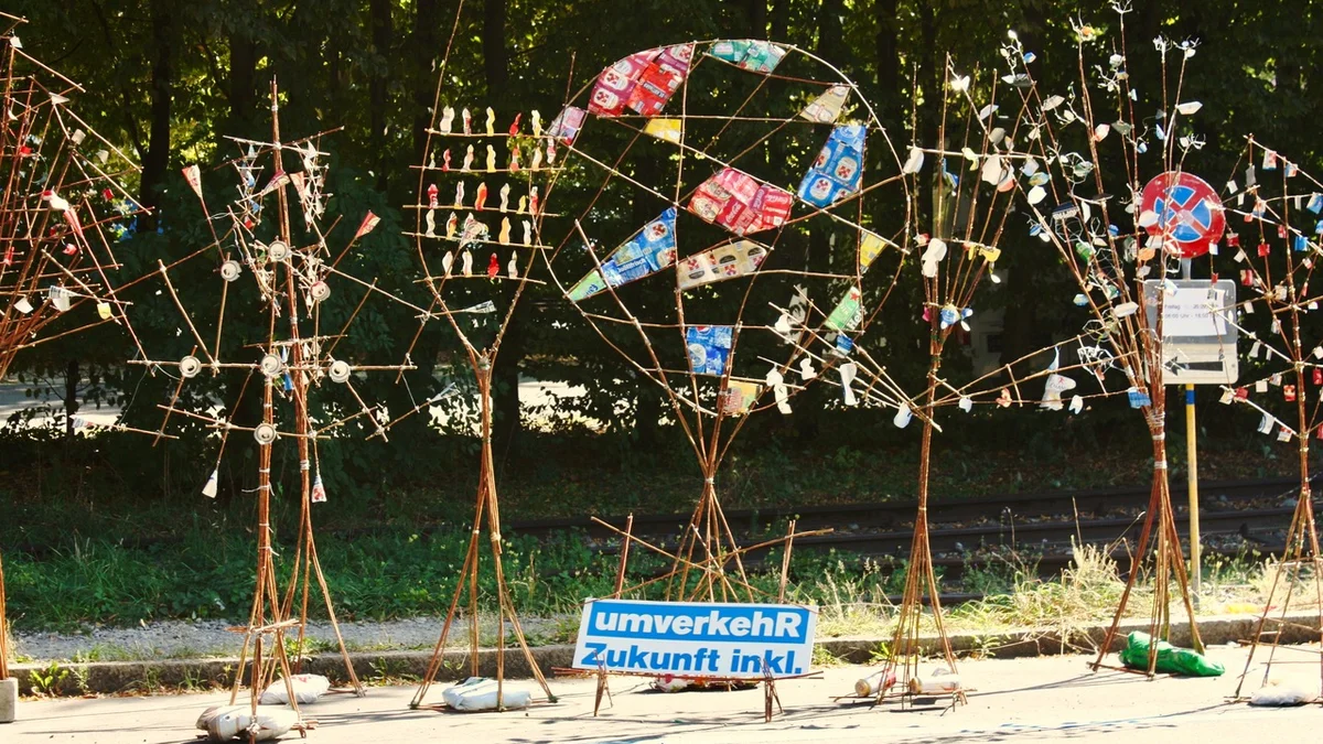 Parkplatzkunst: Abstrahierte Bäume, hergestellt aus Holz- und Drahtobjekten, sowie gebrauchten Aludosen, organisiert von F+F, Sc