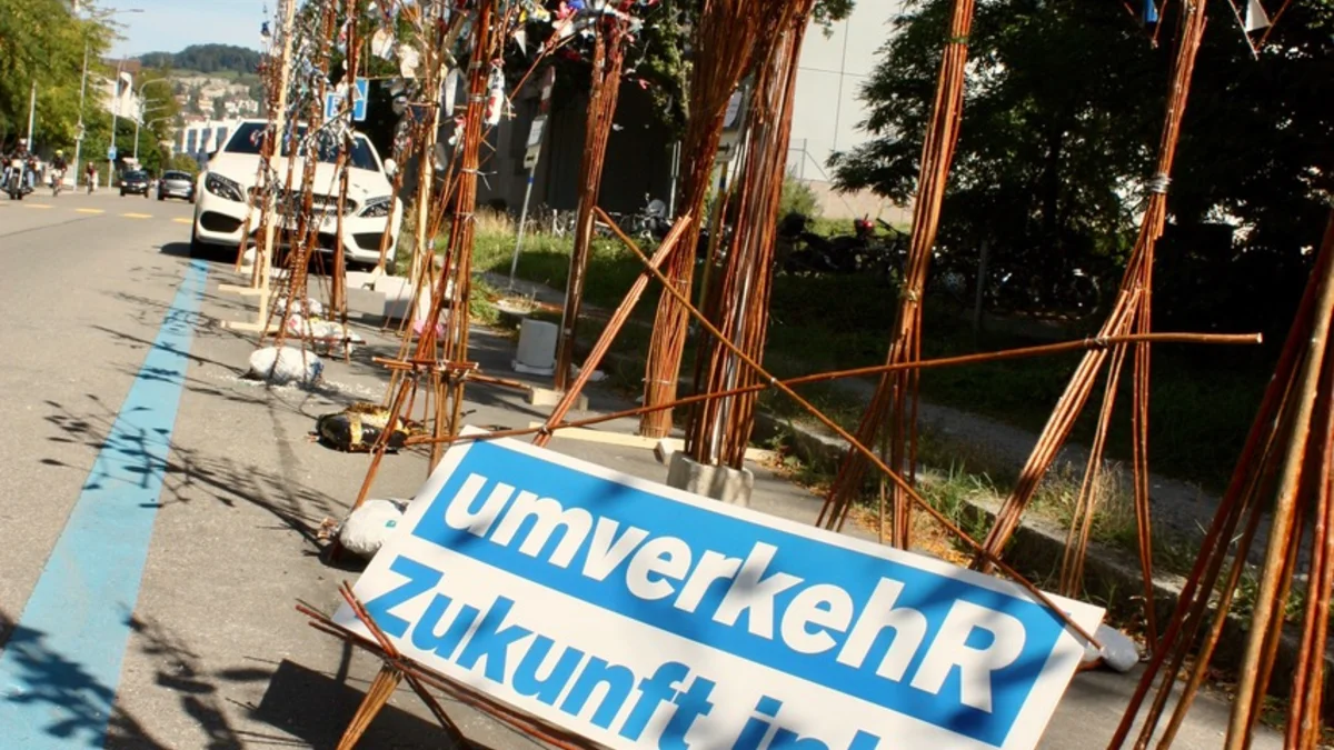 Parkplatzkunst: Abstrahierte Bäume, hergestellt aus Holz- und Drahtobjekten, sowie gebrauchten Aludosen, organisiert von F+F, Sc