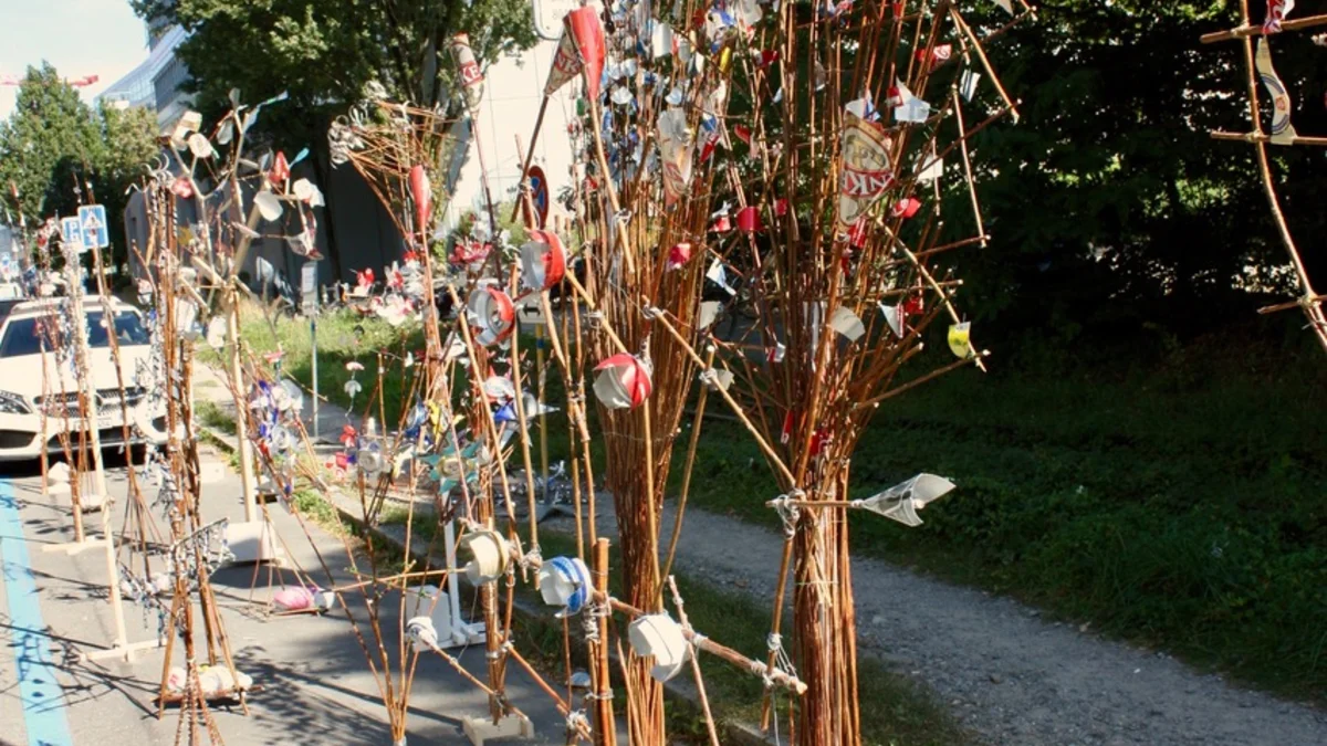 Parkplatzkunst: Abstrahierte Bäume, hergestellt aus Holz- und Drahtobjekten, sowie gebrauchten Aludosen, organisiert von F+F, Sc