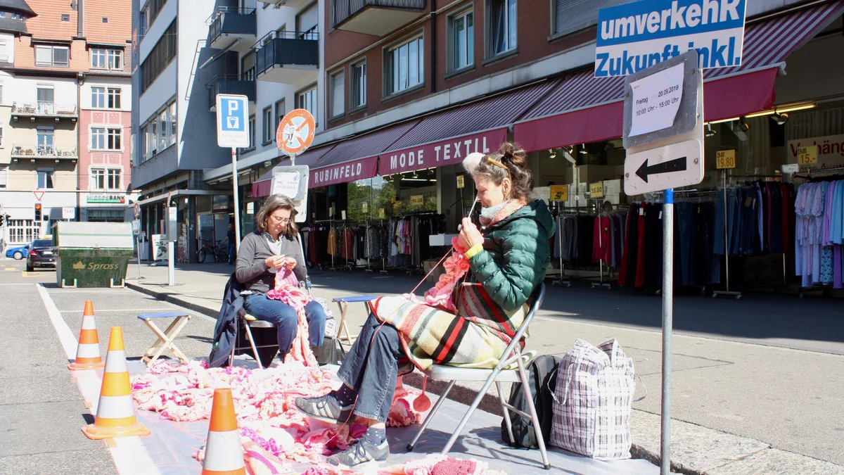 Häkelaktion von Regula, Meret und Gästen in Zürich am PARK(ing) Day 2019