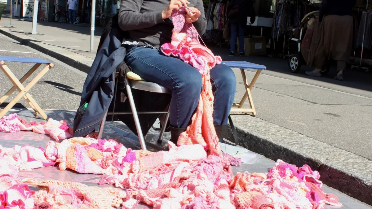 Häkelaktion von Regula, Meret und Gästen in Zürich am PARK(ing) Day 2019