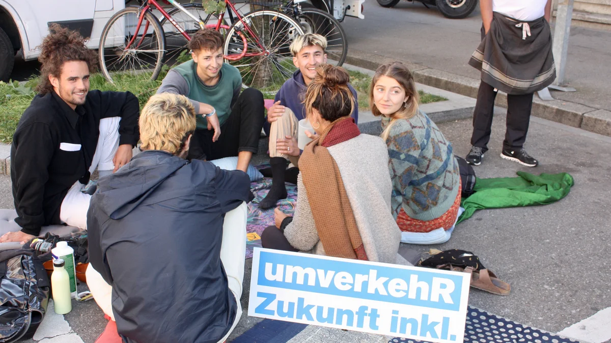 Gemütliches Beisammensein mit Musik, Karten- und Brettspielen von Paloma, Simon, Jan und Pascal in Zürich am PARK(ing) Day 2019