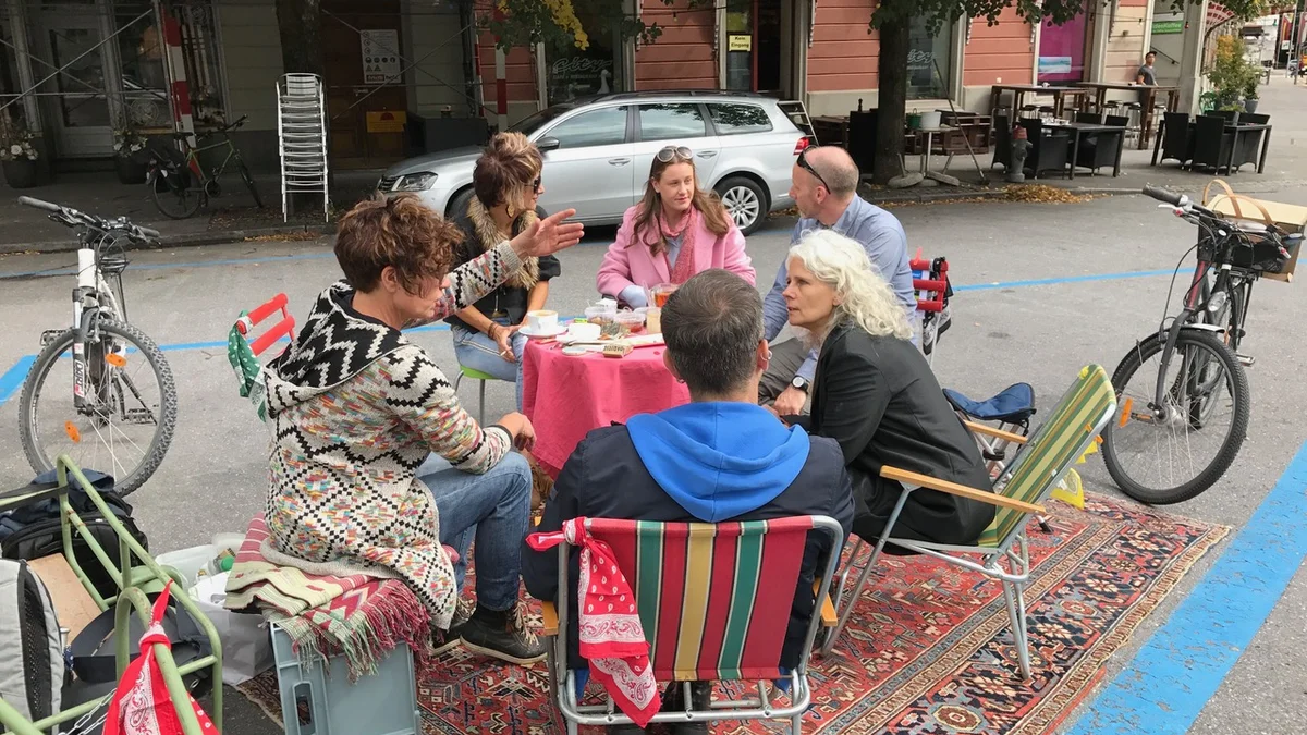 Gemütliches Beisammensein statt Parkplatz am PARK(ing) Day 2017 in Glarus