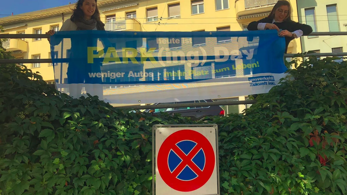 Strassencafé mit verschiedenen Angeboten von Grüne Stadt und Region St. Gallen am PARK(ing) Day 2019