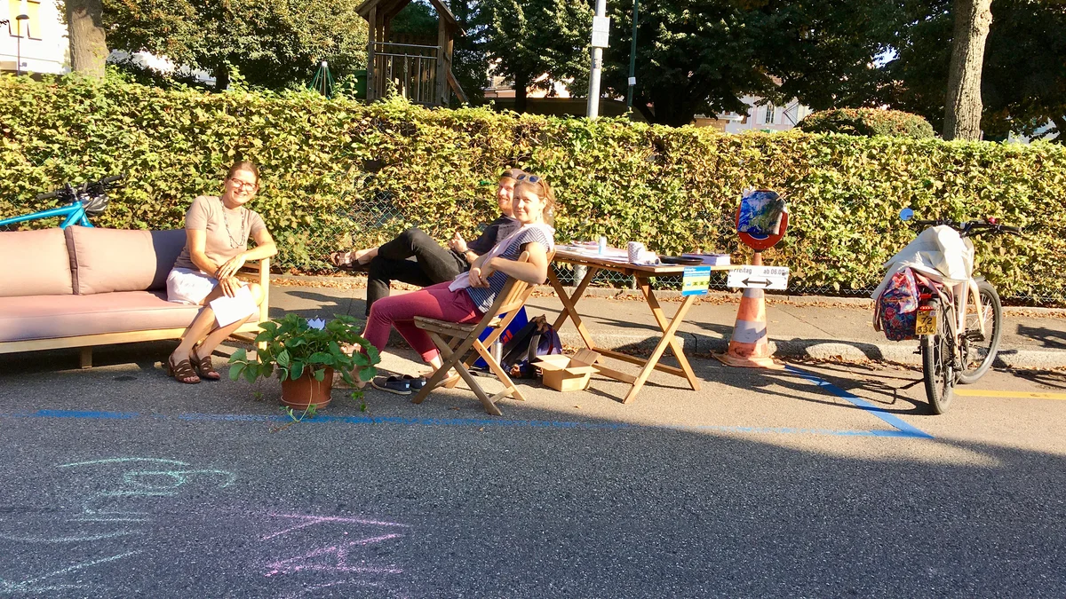 PARK(ing) Day 2021, Allschwil, Lindenstrasse. Mehr Lebensraum statt Parkplätze mit Simone von den Grünen