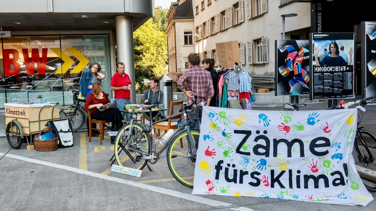 PARK(ing) Day 2021, Baden, oberer Bahnhofsplatz auf dem Polizei PP Kleidertausch Börse und gemütliche Sitzecke mit Nora und dem 