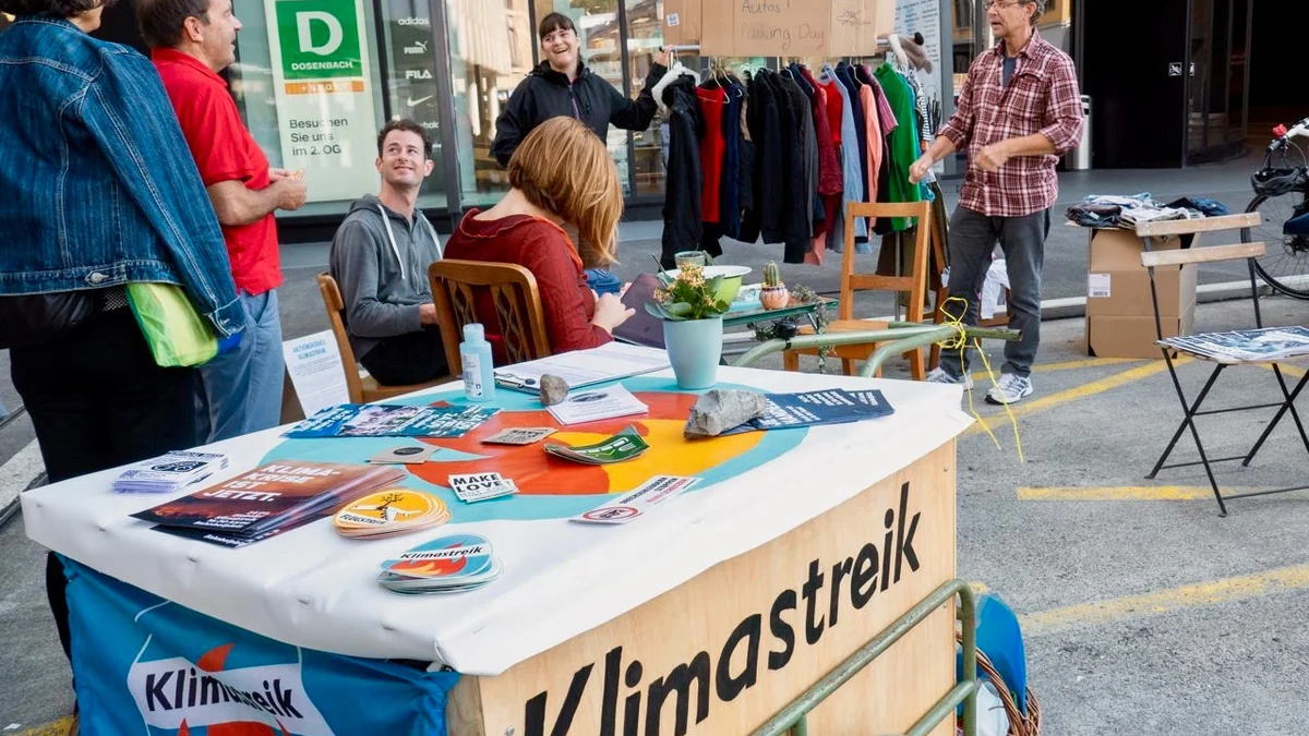 PARK(ing) Day 2021, Baden, oberer Bahnhofsplatz auf dem Polizei PP Kleidertausch Börse und gemütliche Sitzecke mit Nora und dem 