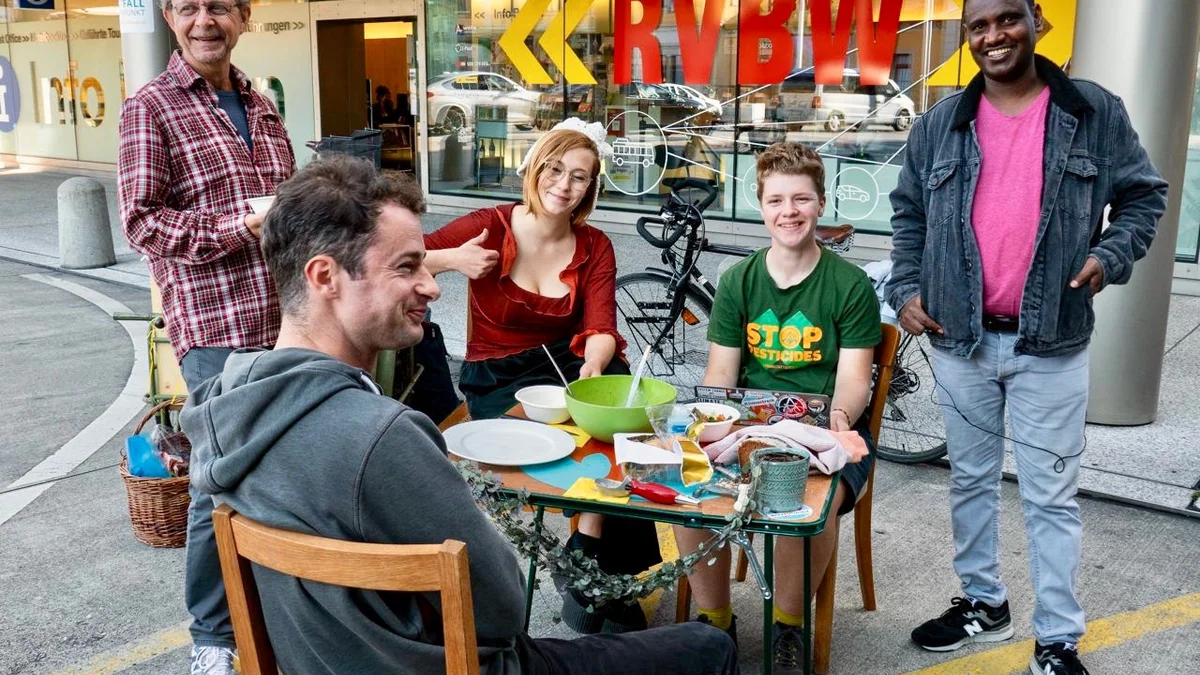 PARK(ing) Day 2021, Baden, oberer Bahnhofsplatz auf dem Polizei PP Kleidertausch Börse und gemütliche Sitzecke mit Nora und dem 