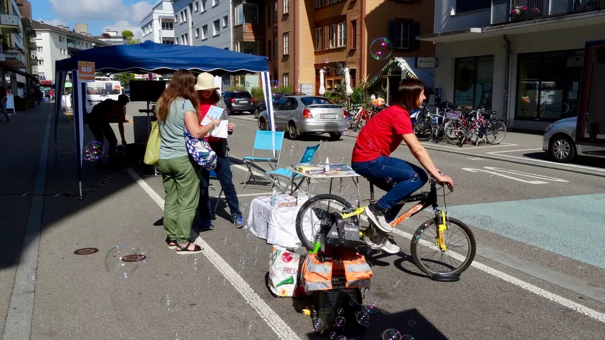 PARK(ing) Day 2021, Bern, Mittelstrasse 10. Kleines "Energie-Labor" mit Experimenten zu erneuerbaren Energien mit Mirjam von der Grünen Freien Liste (GFL) Stadt Bern