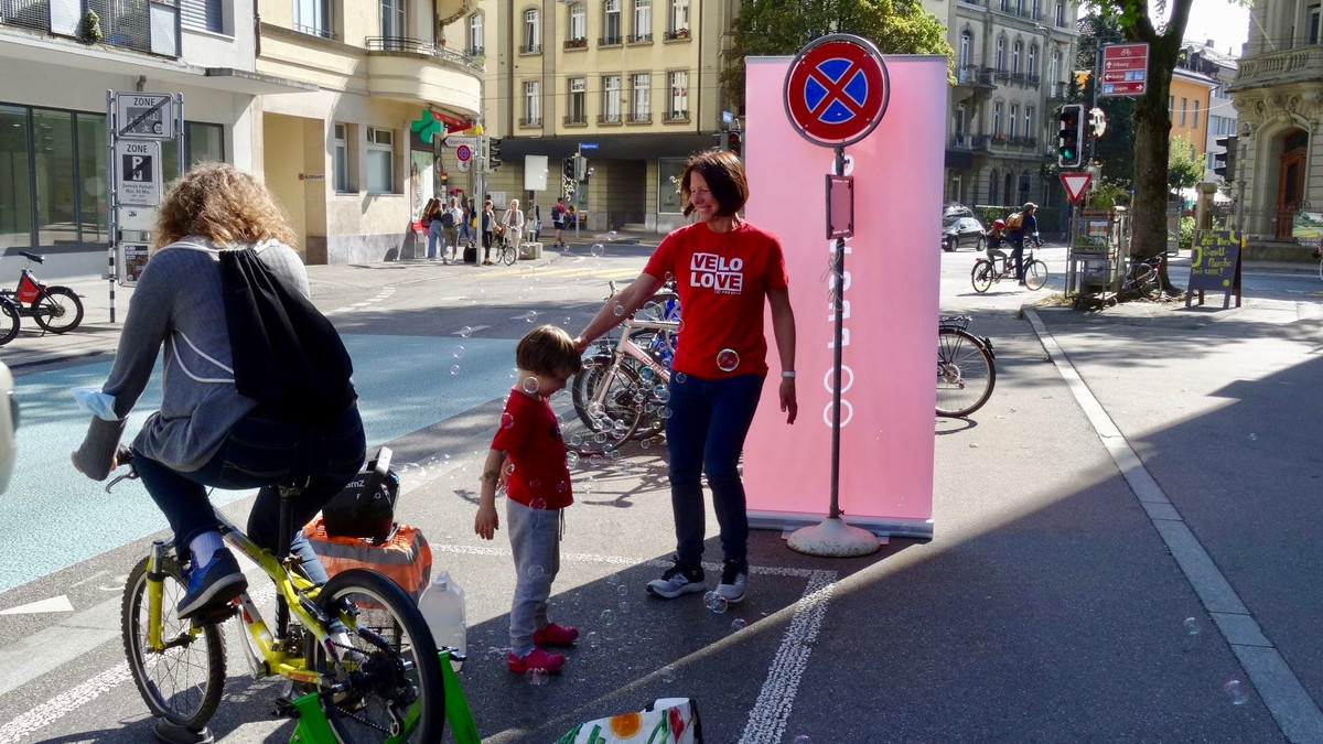 PARK(ing) Day 2021, Bern, Mittelstrasse 10. Kleines "Energie-Labor" mit Experimenten zu erneuerbaren Energien mit Mirjam von der Grünen Freien Liste (GFL) Stadt Bern