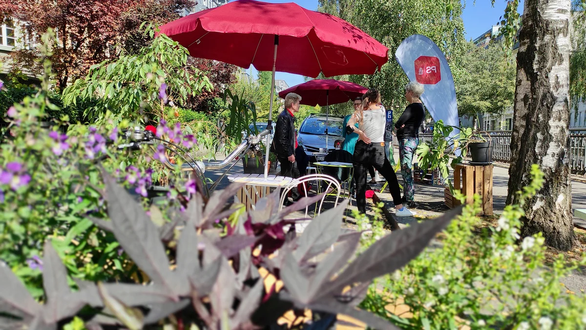 PARK(ing) Day 2021, Biel/Bienne, Unterer Quai. Diverse Inputs und Diskussionen von engagierten Menschen zum Thema "Lebensqualität durch Belebung" mit Michel von der SP/PSR Biel Bienne