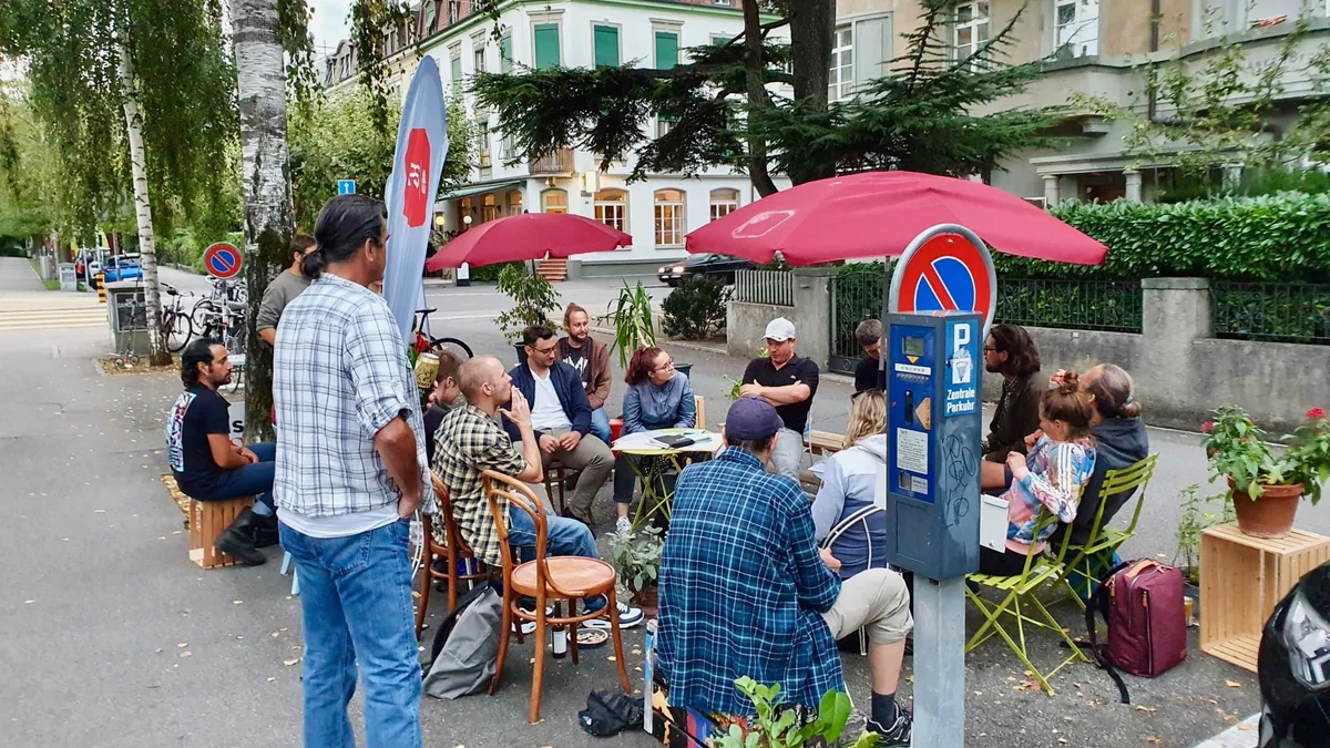 PARK(ing) Day 2021, Biel/Bienne, Unterer Quai. Diverse Inputs und Diskussionen von engagierten Menschen zum Thema "Lebensqualität durch Belebung" mit Michel von der SP/PSR Biel Bienne