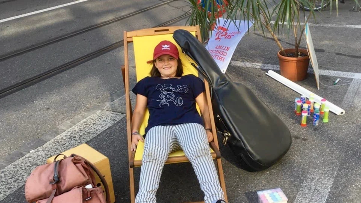 PARK(ing) Day 2021, Basel, Klybeckstrasse. Gemütliches Zusammensein, Austausch, Begegnungen, einfaches kostenloses Z’Vieri. Tisc