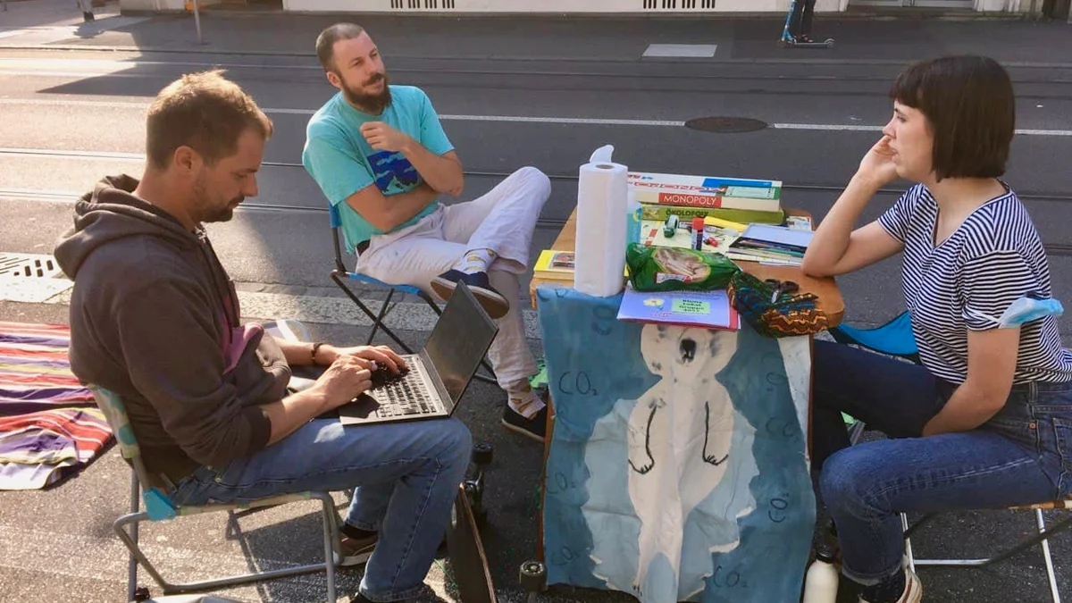 PARK(ing) Day 2021, Basel, Klybeckstrasse. Gemütliches Zusammensein, Austausch, Begegnungen, einfaches kostenloses Z’Vieri. Tisc