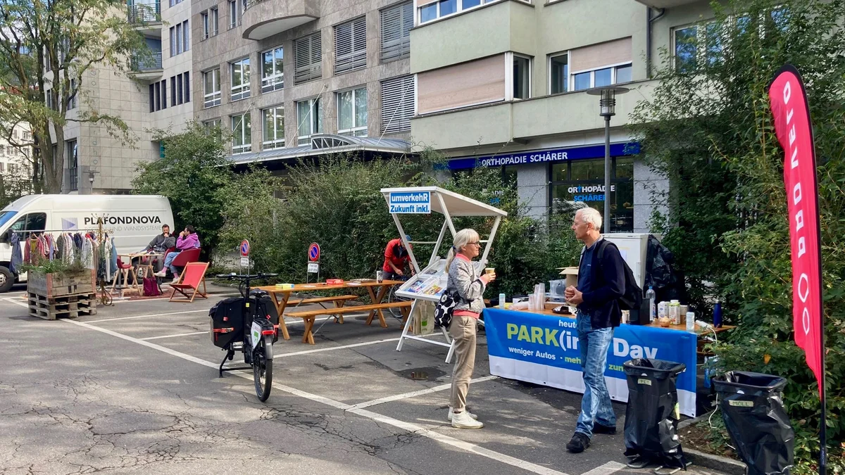 PARK(ing) Day 2021, Zug, Parkplätze Bundesplatz Zug, hinter dem Coop City, Bundesplatz 11 Platz, Infrastruktur und Power für Velos! mit Andrin von Pro Velo