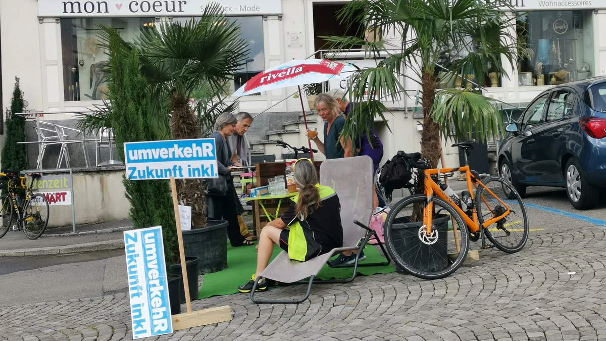 PARK(ing) Day 2021, Hochdorf, Kirchplatz/Gemeindehaus, Mehr Platz für ein attraktives Zentrum mit Barbara vom Verein Aktives Hochdorf und den Grünen