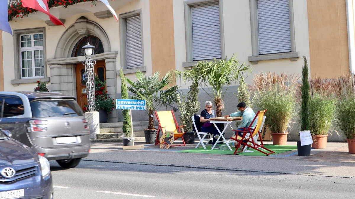 PARK(ing) Day 2021, Hochdorf, Kirchplatz/Gemeindehaus. Mehr Platz für ein attraktives Zentrum mit Barbara vom Verein Aktives Hoc