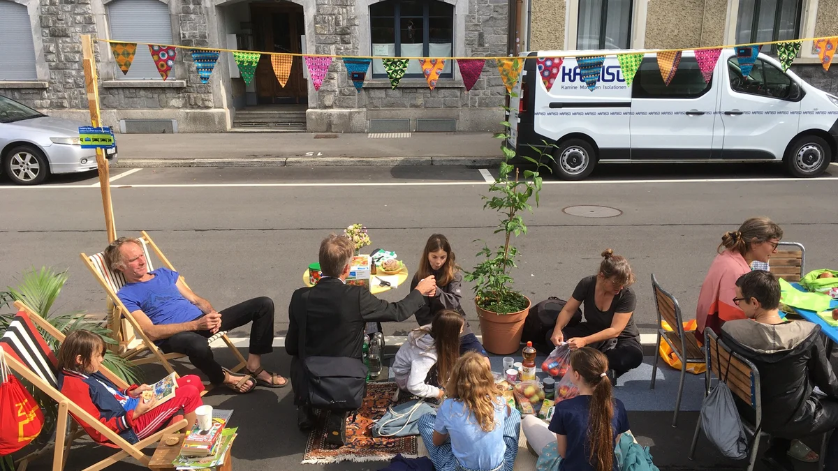 PARK(ing) Day 2021, Luzern, Zähringerstrasse Parkplatz Nr.23, Quartiertreff statt Parkplatz mit Angela von der Klimagruppe Bruch