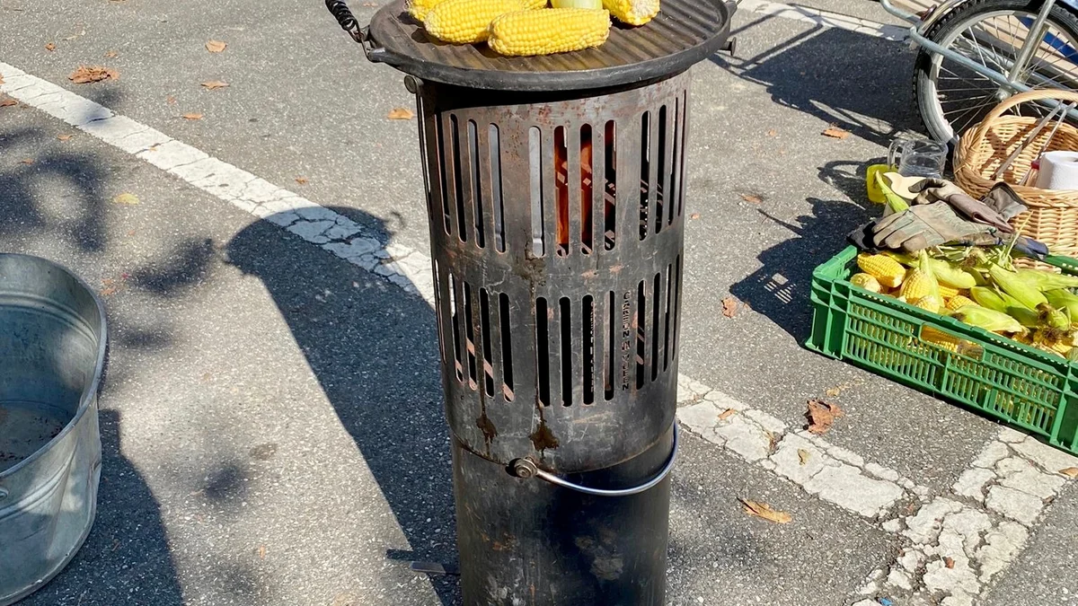 PARK(ing) Day 2021, Lenzburg, Kronenparkplatz Gemüse vom Pyrolysegrill statt Kühlergrill mit Regula, den Grünen und der Klimagru
