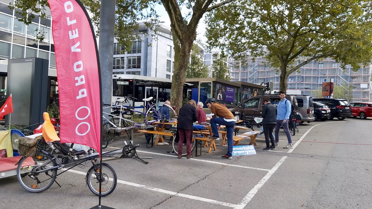 PARK(ing) Day 2021, Zug, Parkplätze unterer Postplatz, vor dem Regierungsgebäude: Seestrasse 2 Platz, Infrastruktur und Power fü
