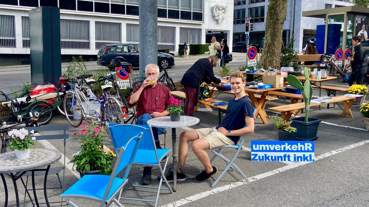 PARK(ing) Day 2021, Zug, Parkplätze unterer Postplatz, vor dem Regierungsgebäude: Seestrasse 2 Platz, Infrastruktur und Power fü