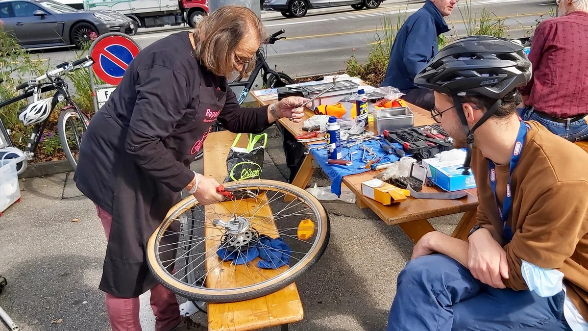 PARK(ing) Day 2021, Zug, Parkplätze unterer Postplatz, vor dem Regierungsgebäude: Seestrasse 2 Platz, Infrastruktur und Power fü
