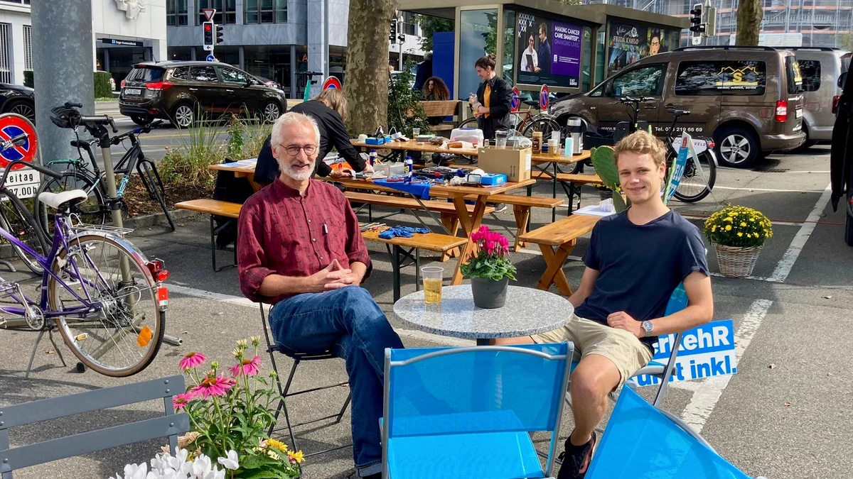 PARK(ing) Day 2021, Zug, Parkplätze unterer Postplatz, vor dem Regierungsgebäude: Seestrasse 2 Platz, Infrastruktur und Power fü