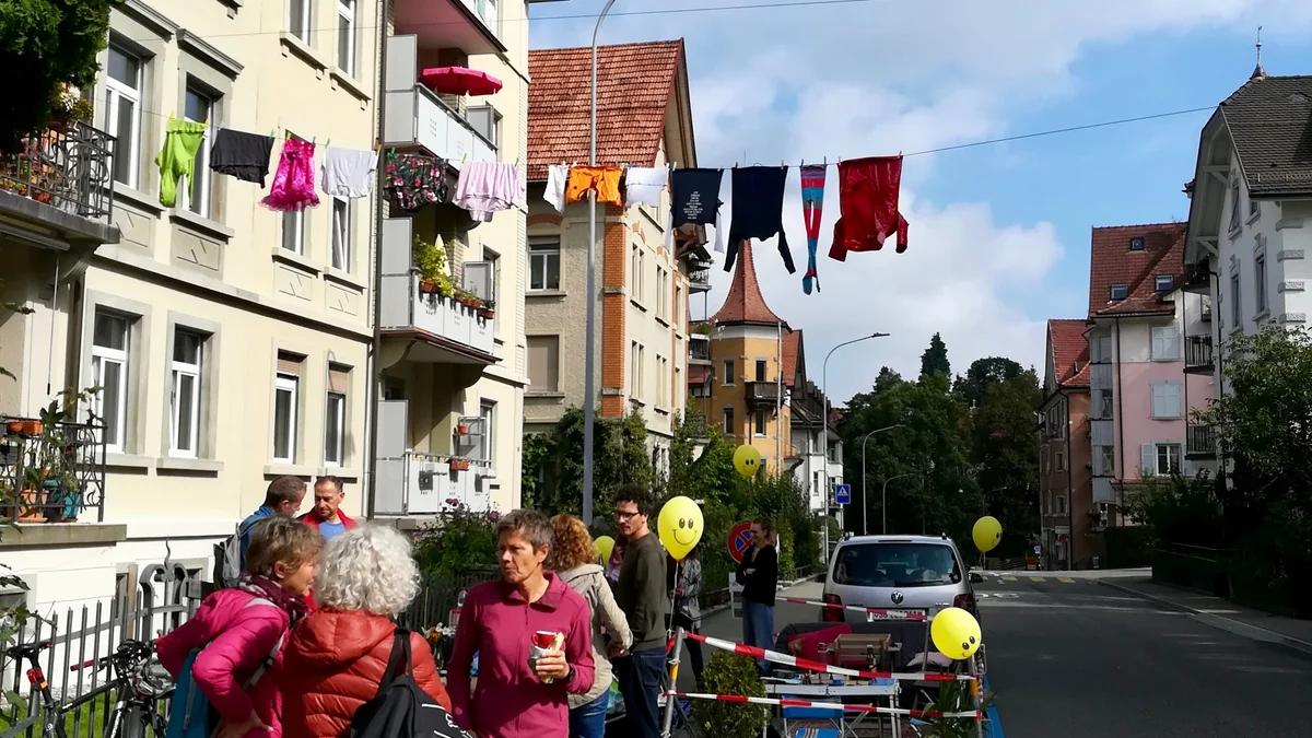PARK(ing) Day 2021, St. Gallen, Demutstrasse. Bluemekafiparkplatz, Chill-Out-Parkplatz, Kunstparkplatz und Yoga+Spielparkplatz vom Verein Polybau