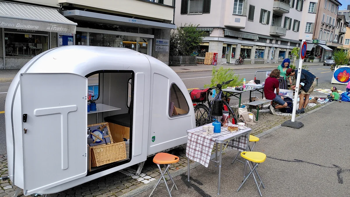 PARK(ing) Day 2021, Uster, Bahnhofstrasse 17, Busbucht RettungsspaRket Zukunftswetter mit Remy und der Klimagruppe Uster
