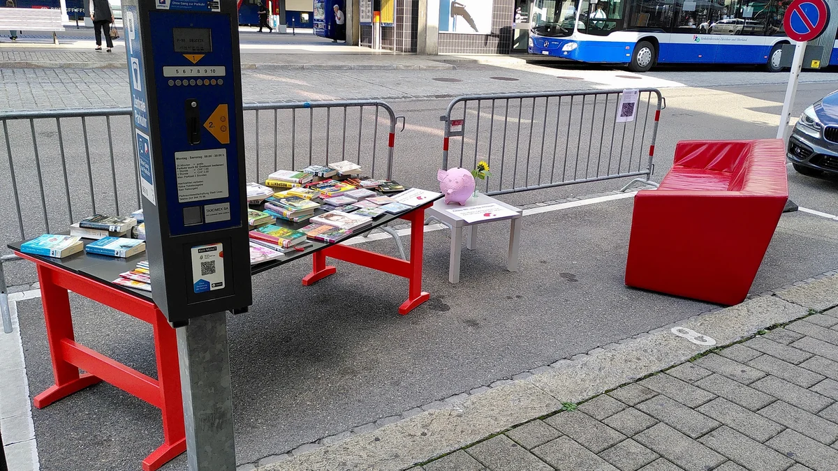 PARK(ing) Day 2021, Uster, Bankstrasse 17 (vor der Bibliothek, Parkfeld 8) Bibi-Flohmarkt mit Milena von der Bibliothek Uster