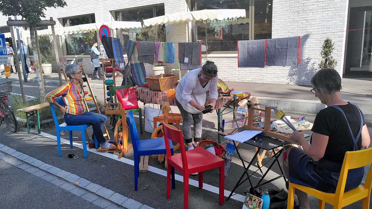 PARK(ing) Day 2021, Uster, Braschlergasse 10 Webatelier: Spinnen und weben/ “Schau wie wir spinnen”mit Fritz und Lotti