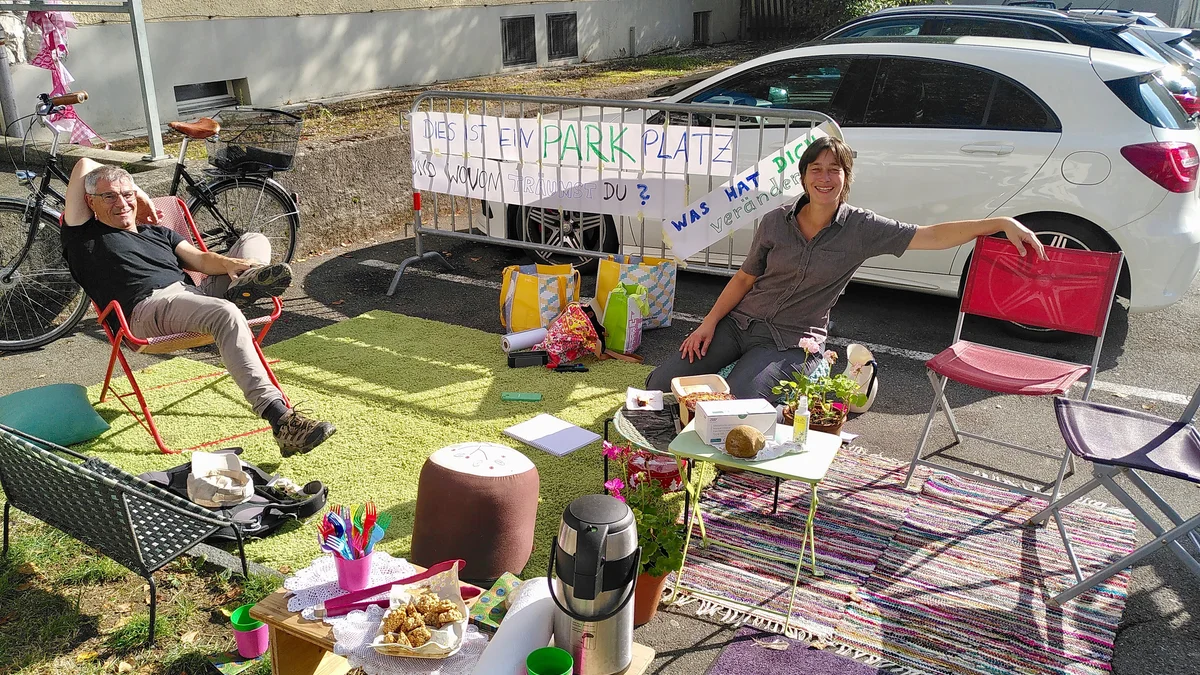 PARK(ing) Day 2021, Uster, Zwischen Gerichtsstrasse 1 / 3, Parkfeld Nr. 28 Quartiertreff, Kurzkonzert mit einer Harfe mit Anna, Katrin und dem Quartierverein