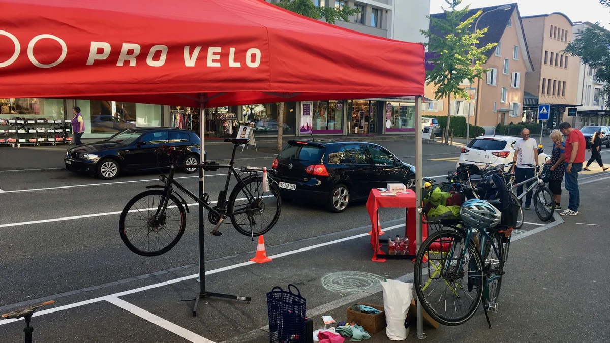 PARK(ing) Day 2021, Wettingen, Landstrasse 81 Velocheck-station statt Parkplatz von Nora mit Pro Velo Region Baden