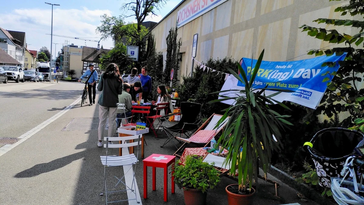 PARK(ing) Day 2021, Wil (SG), Obere Bahnhofstrasse 19. Kaffee und Kuchen mit Sitzgelegenheiten zum Verweilen und... ein Wettbewerb! Von Sabrina mit der Klimagruppe Wil