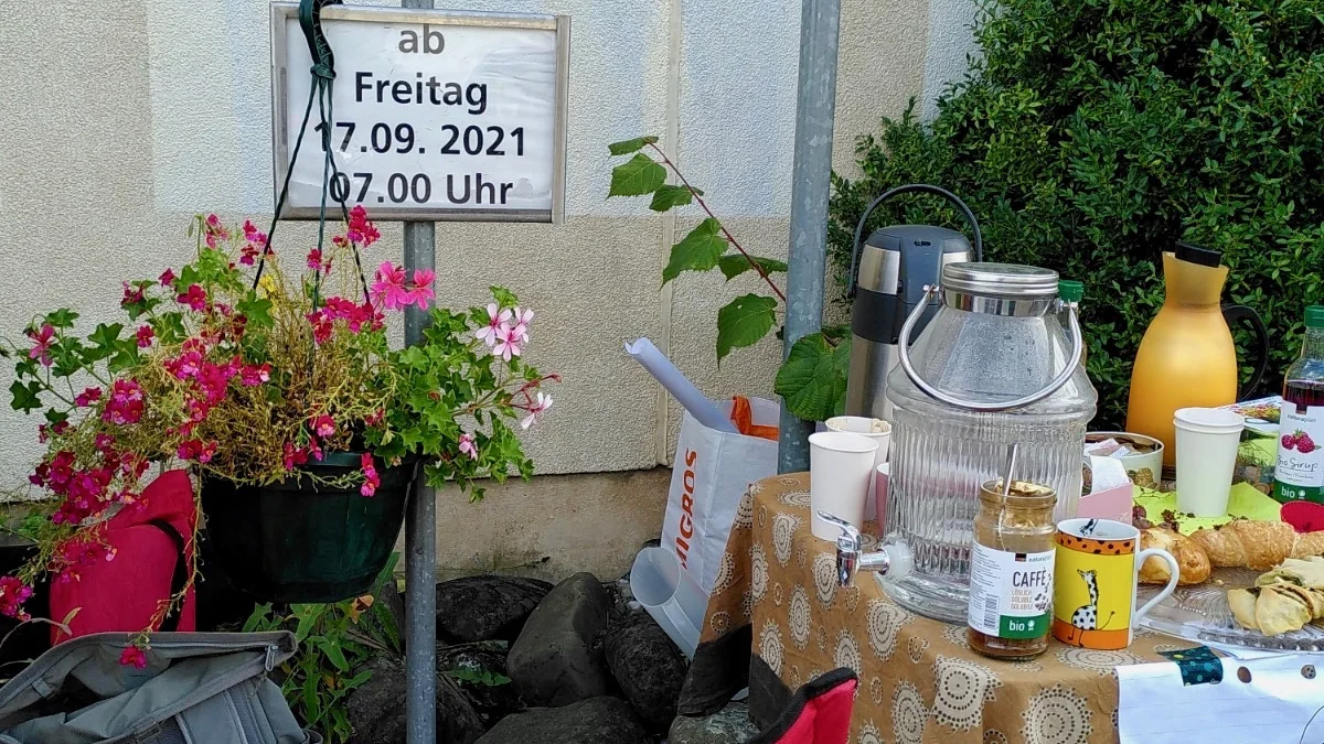 PARK(ing) Day 2021, Wil (SG), Obere Bahnhofstrasse 19. Kaffee und Kuchen mit Sitzgelegenheiten zum Verweilen und... ein Wettbewerb! Von Sabrina mit der Klimagruppe Wil