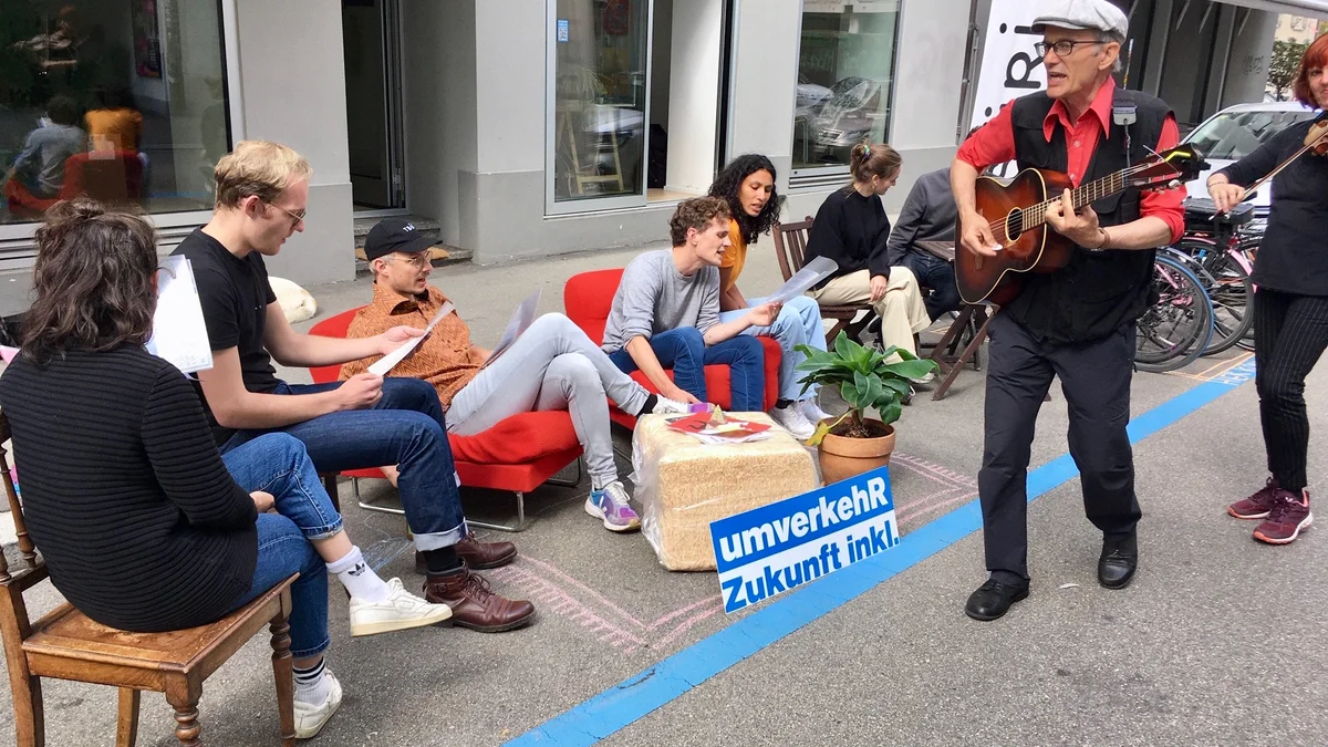 PARK(ing) Day 2021, Zürich, Glasmalergasse 5 bis 7, Tsuri verlegt für einen Tag ihr Büro auf die Strasse. Man kann vorbeikommen 