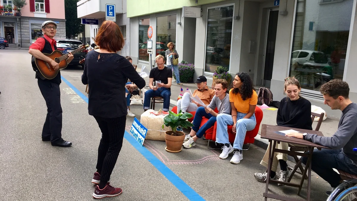 PARK(ing) Day 2021, Zürich, Glasmalergasse 5 bis 7, Tsuri verlegt für einen Tag ihr Büro auf die Strasse. Man kann vorbeikommen 
