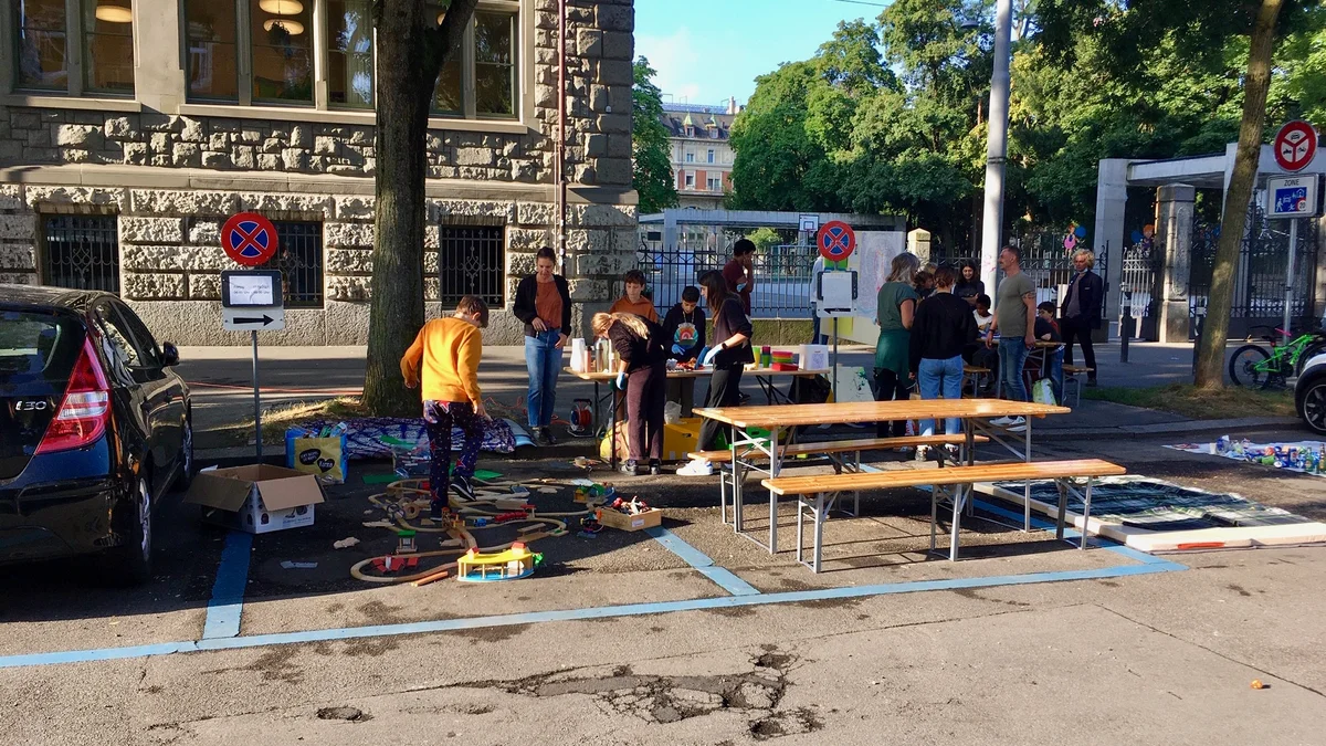 PARK(ing) Day 2021, Zürich, Schulhaus Kern, Hohlstrasse Die 6.Klasse bearbeitet das Thema Klimaerwärmung in der Stadt und Abfall
